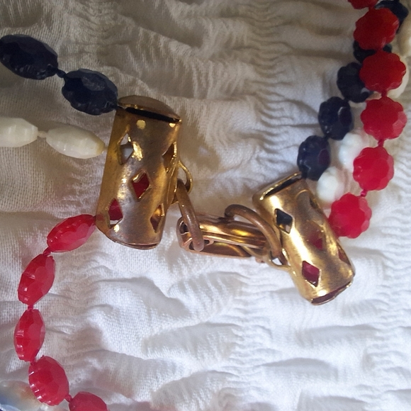 VTG Triple Strand Necklace Red White Blue Patriotic Lightweight Plastic 🇺🇸 - Picture 5 of 6